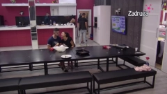 PAČE MOJE IZGREBANO Maja prati Bilala u stopu, on i dalje pri tome da ne želi da spava pored nje