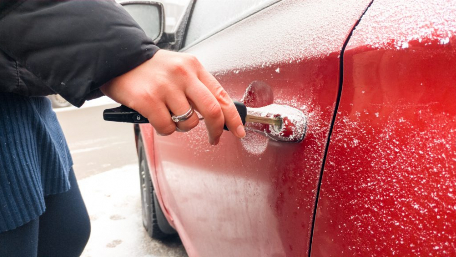 DA SVAKOG JUTRA BEZ PROBLEMA OTKLJUČATE KOLA Provereni trik da vam se vrata na automobilu nikada ne zalede