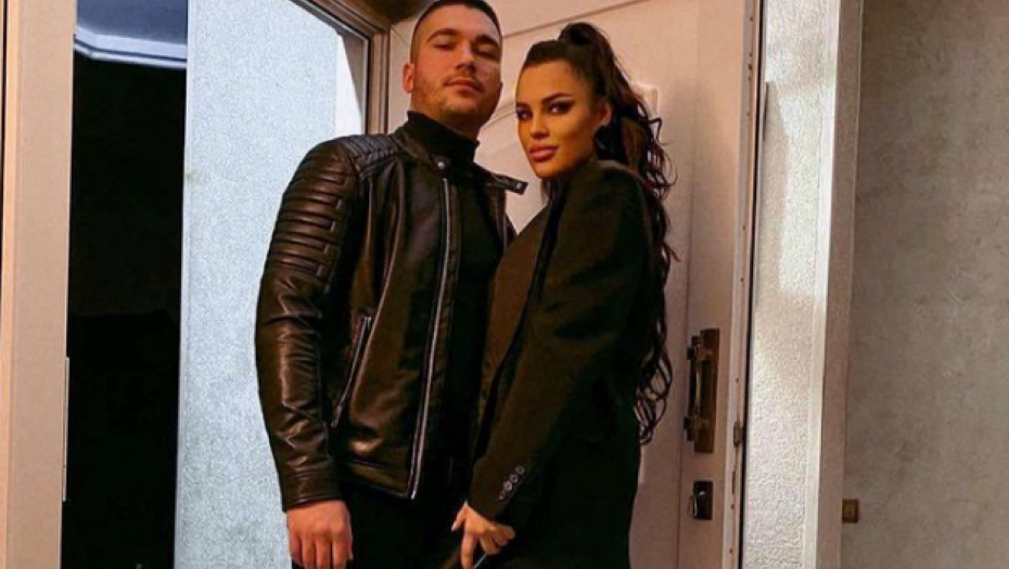 PONOSNI TATA DRŽI SINA Mirko Šijan i trudna Bojana ovako proslavljaju Božić