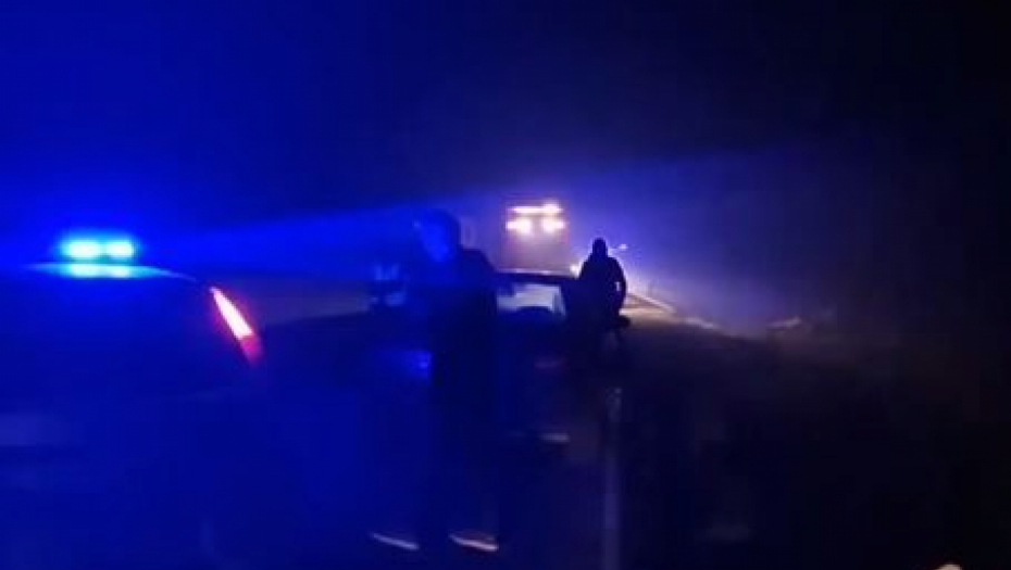 STRAVIČNA NESREĆA KOD APATINA Automobil sleteo s puta, sumnja se da ima više povređenih! (VIDEO)