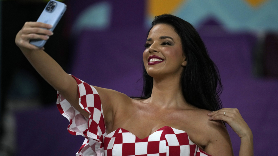 VRELA HRVATSKA NAVIJAČICA ŠOKIRALA GOLOTINJOM ZA USKRS Skinula se u minijaturne tanga gaćice i bezobraznim pozama zapalila region, telo dovodi do ludila (FOTO)