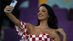 PROVIRILE GAĆICE Izazovna Hrvatica obukla prekratnu suknju, okrenula se, a od prizora će mnogi tražiti sećer i vodu (FOTO)