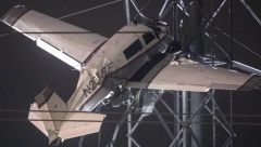 VISE ZAROBLJENI NA ELEKTRIČNIM KABLOVIMA! Avion se srušio na dalekovod, spasioci na terenu! (FOTO)
