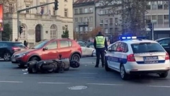 HOROR KOD VUKOVOG SPOMENIKA Automobil pokosio muškarca na skuteru, lekari se bore za njegov život! (FOTO)