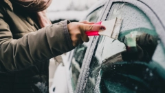 Spas ove zime: Iskoristite ovu namirnicu iz kuhinje i rešite se muke sa zaleđenim staklima automobila
