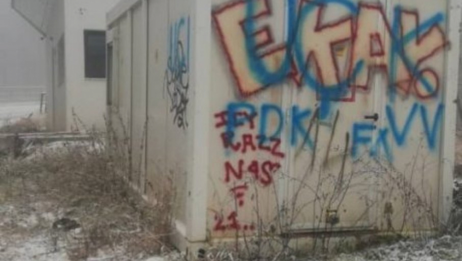 NOVE PROVOKACIJE ALBANACA NA KIM! Posle isticanja albanskih zastava u Klokotu, sada grafiti terorističke OVK
