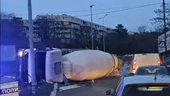 PREVRNUO SE KAMION SA MEŠALICOM Nesreća na Medakoviću (VIDEO)