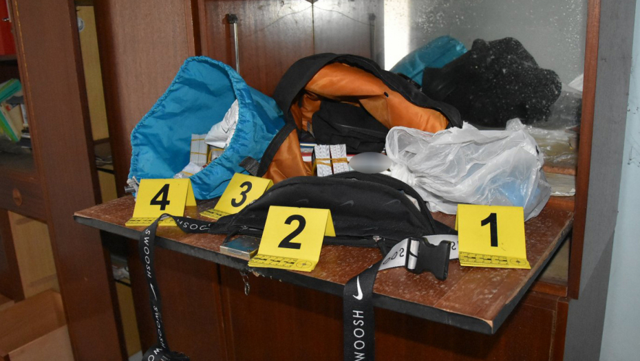 UHAPŠEN MIGRANT IZ MAROKA KOJI JE UČESTVOVAO U PUCNJAVI U HORGOŠU Policija pronašla 202 falsifikovane lične karte, novac i lažna dokumenta krili u napuštenom objektu! (FOTO)