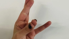 SVI IMAJU JEDNO SLOVO NA LEVOM PALCU Pronađite ga i pogledajte šta vam je sudbina namenila