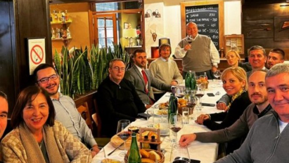 SAVO OKUPIO STRAŠNU EKIPU Lider pokreta Kreni-promeni pohvalio se kako uživa u „probranom“ društvu