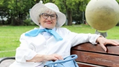 BAKA OLGA (90) NE PIJE LEKOVE, ALI I NE KUKA: Ima dečka Aleksandra, a njen savet za sreću raspametio je ceo svet! (FOTO)