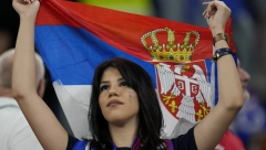 SVI GLEDAJU SAMO U NJU Srpkinja napravila haos na tribinama pred meč Srbije i Švajcarske, niko nije mogao da skrene pogled (FOTO)