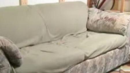 BEOGRAĐANI KUPILI KREVET, PA UBRZO OSETILI ČUDAN MIRIS Jeziv prizor ih sačekao kada su skinuli štof i videli šta je u ležaju (FOTO)