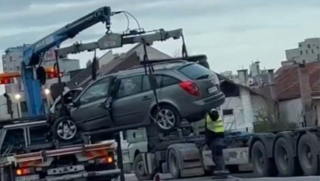 PRVE SLIKE STRAVIČNE NESREĆE NA IBARSKOJ Deda zaspao za volanom i izazvao sudar?! (FOTO)