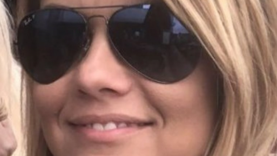 DA LI PREPOZNAJETE DEVOJKU SA FOTOGRAFIJE? Ne pojavljuje se često u javnosti, a njena majka je poznata pevačica koju svi znate