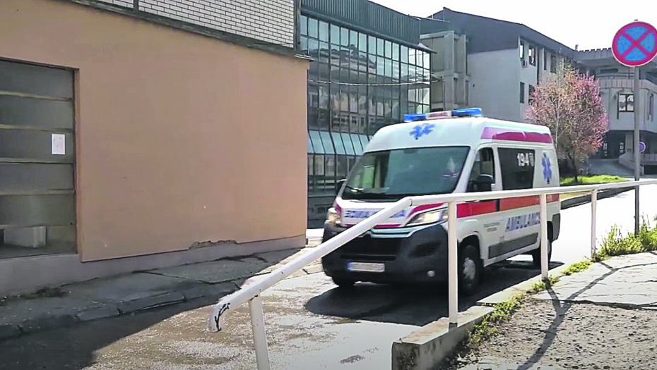 UŽAS! Maloletnik koji je izmakao stolicu profesorki hitno primljen u bolnicu! Učenik hteo da se obesi?