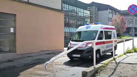 VELIKA TRAGEDIJA POSLE DOČEKA NOVE GODINE U STAROJ PAZOVI: Mlada žena u 5 ujutru skočila sa 4. sprata, iza sebe ostavila dete
