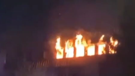 DRAMA NA KARABURMI Gori krov zgrade, vatrogasci se bore sa vatrenom stihijom!