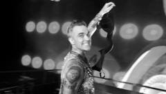 PROGANJAO GA DUH, HTEO DA SE UBIJE Čuveni pevač spava u istom krevetu sa ženom i taštom, često ističe da su "veoma bliski"