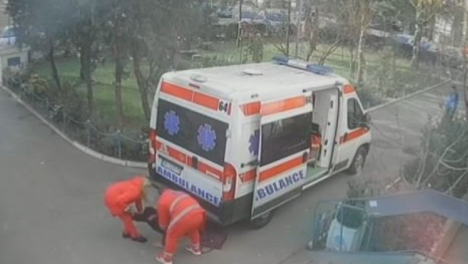 OGLASILA SE HITNA POMOĆ NAKON ŠTO JE SANITETSKO VOZILO OBORILO BAKU: Iskreno nam je žao, vozač nije mogao da je vidi (VIDEO)