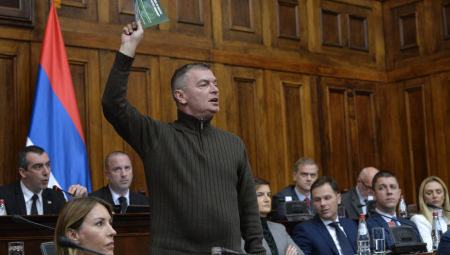 PREMIJERKA POTPUNO RAZOTKRILA ĆUTU LAŽNOG EKOLOGA Opozicionar delio letke štampane na papiru koji najviše zagađuje