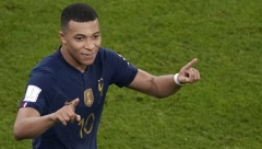 NA DEVETOM NEBU Fenomenalni strelac u Kataru oborio rekord legendarnog asa: SAD GA ZOVU MBAPELE