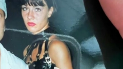 Da li prepoznajete popularnu pevačicu sa slike? Imala je teško detinjstvo a sada uživa u braku i svoje dvoje dece