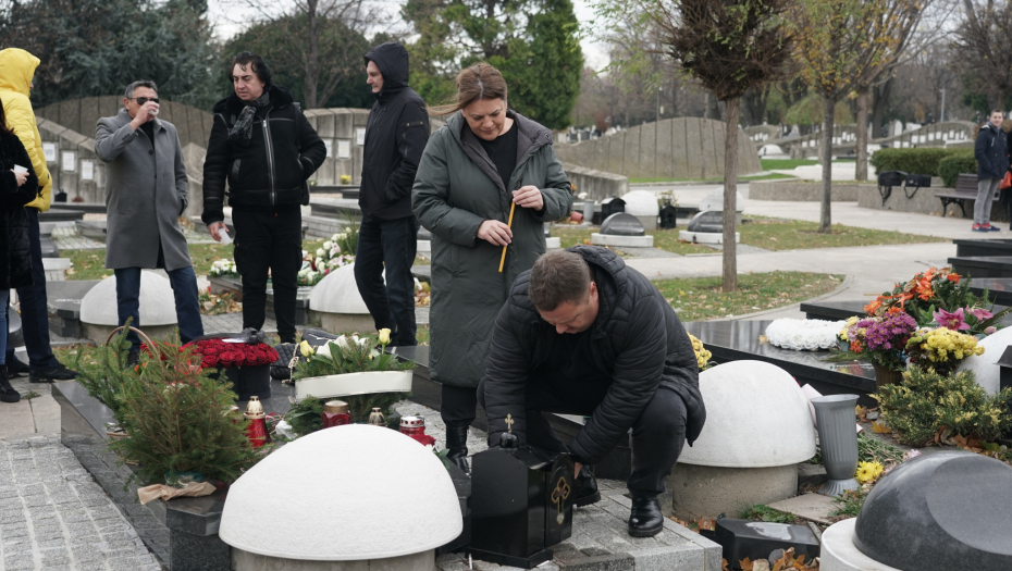 POTRESNE SCENE NA GROBLJU! Dve godine od SMRTI Džeja Ramadanovskog, PORODICA ZAVIJENA U CRNO: Odzvanjaju suze i jecaji! (FOTO)