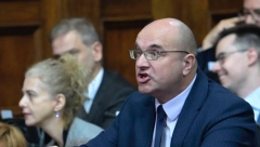 DUBOKI DŽEPOVI I DEBEO DOSIJE Borislav Novaković - glavna zvezda Đilasovog skupa u Beogradu