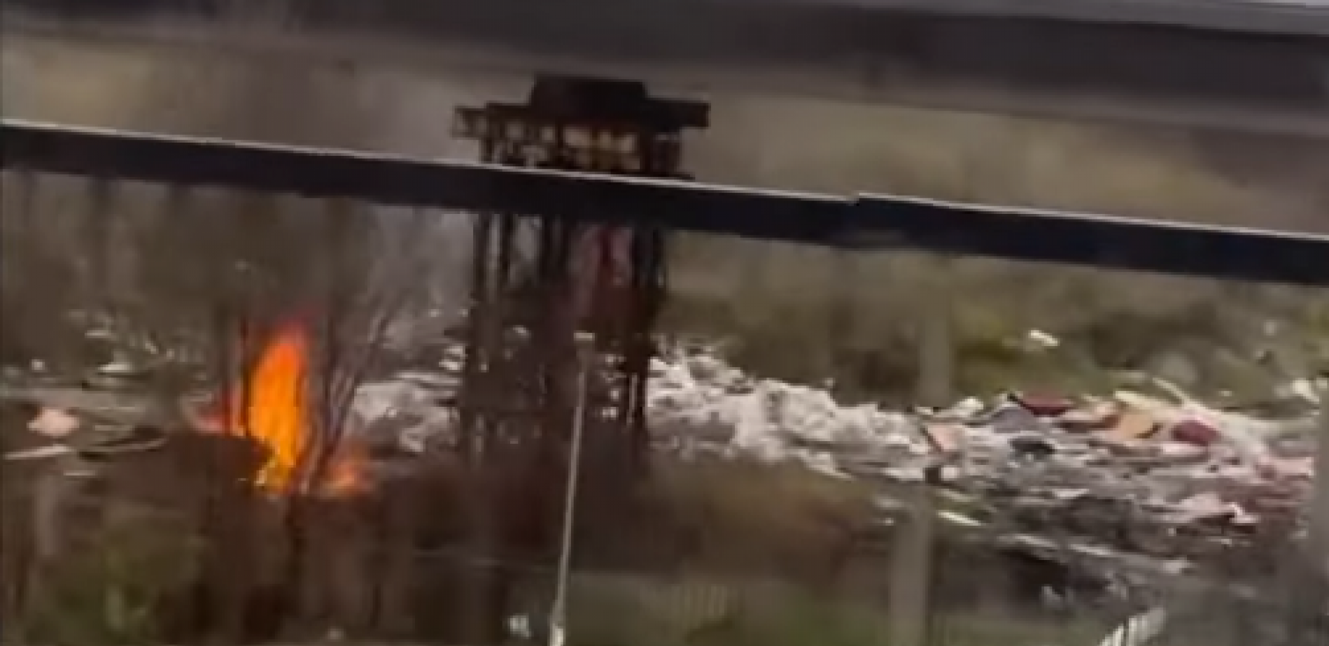 PLAMEN ZAHVATIO DEO DIVLJE DEPONIJE Požar ispod Pančevačkog mosta (FOTO)