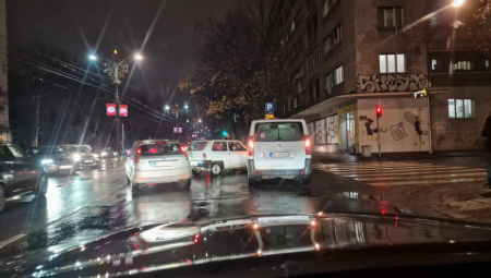 KARAMBOL U BULEVARU KRALJA ALEKSANDRA Sudar automobila i kombija, totalni kolaps u saobraćaju (FOTO)