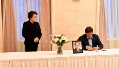 GAŠIĆ SE UPISAO DANAS U KNJIGU ŽALOSTI  U AMBASADI NARODNE REPUBLIKE KINE Odao počast preminulom bivšem kineskom predsedniku Điangu Ceminu (FOTO)