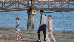 ĐOKOVIĆI UHVAĆENI NA PLAŽI Cela porodica na okupu, evo kako Nole puni baterije (FOTO)