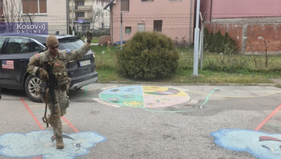 Džipovi Kfora upali u dvorište vrtića u Leposaviću!