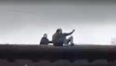 ROSU OPKOLILE SRPSKU KUĆU Dramatične scene u Velikoj Hoči: Ivane stani! (VIDEO)
