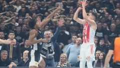 SIJA ZVEZDIN OREOL NEPOBEDIVOSTI Nedović utišao "Arenu" i srušio Partizan u istorijskom "večitom derbiju"