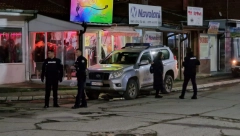 JEZIVE SCENE U SEVERNOJ MITROVICI Kurtijevi policajci ispod zastava lažne države Kosovo i Albanije (FOTO)