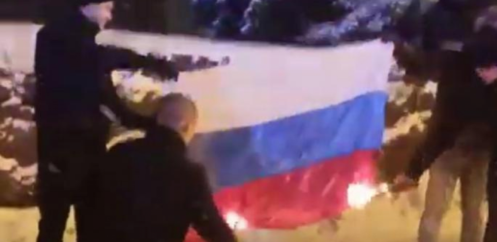 SPALJENA RUSKA ZASTAVA! Moskva hitno reagovala zbog incidenta, traži da se krivci privedu pravdi! (VIDEO)