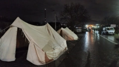 SRBI DIGLI ŠATOR U RUDARU Naši ljudi provode noć na barikadi, čekaju informacije o uhapšenom Dejanu