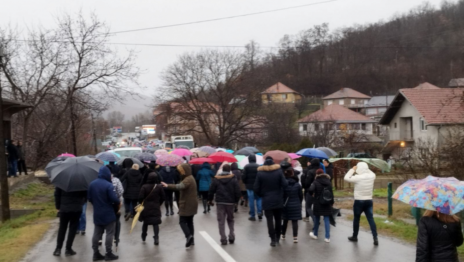 SAMOHRANA MAJKA NA BARIKADI HRABRO SE BORI ZA SVOJU DECU "1999. su me isterali iz rodne kuće, sad hoće ponovo!"