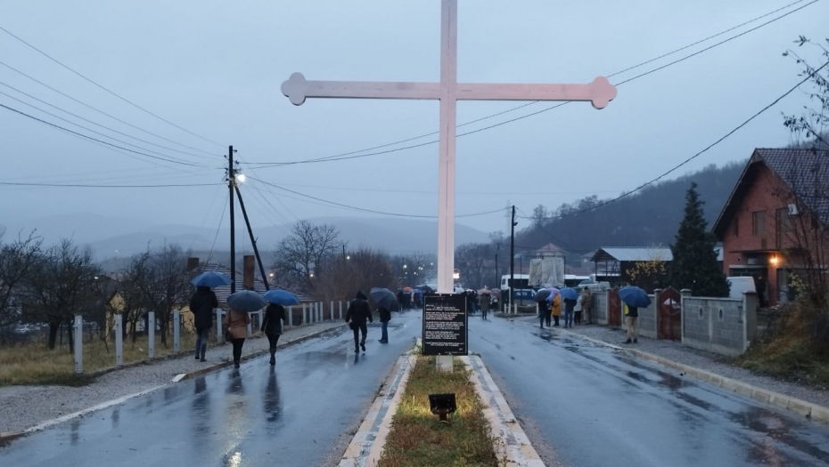 U RUDARU SE OKUPLJA SVE VIŠE LJUDI Podrška braći koja su prenoćila na barikadama (FOTO)