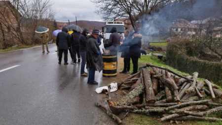 NA BARIKADI KOD SOČANICA MIRNO Sve više okupljenih ljudi