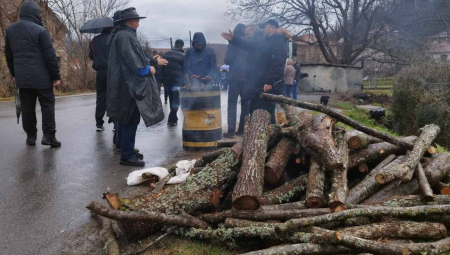 SRBI 19. DAN NA BARIKADAMA Vučić i Mojsilović obišli jedinice Vojske kod Raške, blokiran i prelaz Merdare