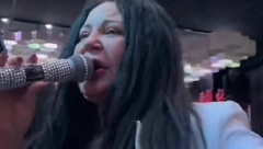 HTELA SAM DA BUDEM RIBA! Šokantno lice Stoje, više ne liči na sebe, fanovi žestoko opleli po njoj (FOTO)