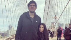 ŽENA BOBANA MARJANOVIĆA ZAPALILA INSTAGRAM: U preuskoj haljini, a grudi pridržava samo jedan lanac