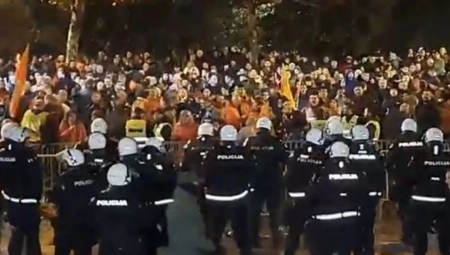 (UŽIVO) HAOS ISPRED SKUPŠTINE: Napad pod fantomkama - pristalice DPS odbijaju da se raziđu (VIDEO/FOTO)