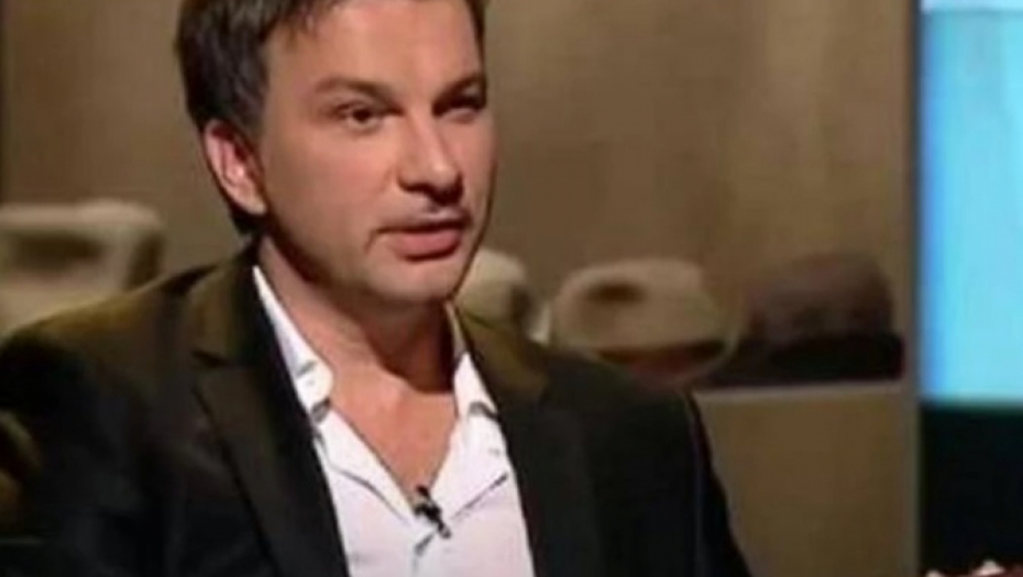 "ŽENA ME JE PRETUKLA PRED SINOVIMA" Pevač nakon BRUTALNOG NASILJA odjednom NESTAO, prvi put vidimo kako sada izgleda! (FOTO)