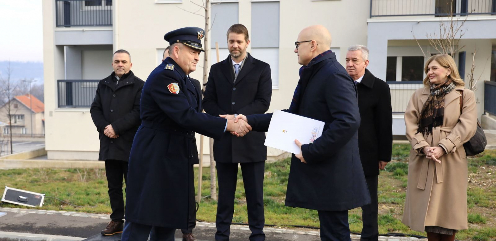 DODELJENI NOVOIZGRAĐENI STANOVI PRIPADNICIMA SLUŽBI BEZBEDNOSTI Ministar Vučević svečano uručio ključeve u Kragujevcu