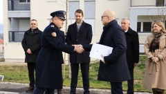 DODELJENI NOVOIZGRAĐENI STANOVI PRIPADNICIMA SLUŽBI BEZBEDNOSTI Ministar Vučević svečano uručio ključeve u Kragujevcu