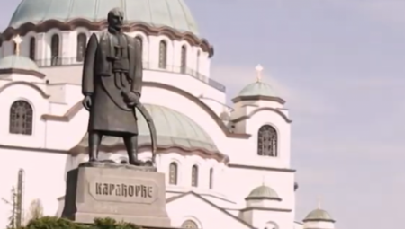 ZVONA ZVONE, ONA REKLA SAMO JEDNU REČ Kamera na Vaskrs zabeležila najlepšu scenu ispred Hrama Svetog Save (FOTO)